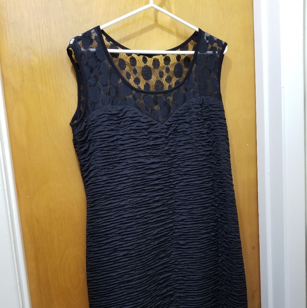 Figure flattering dress w sweetheart neckline